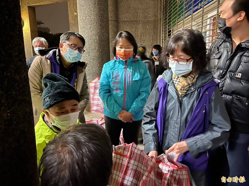 社會局副局長許秀能前往新莊國民運動中心關懷街友。（記者周湘芸攝）