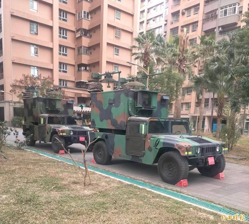 陸軍第八軍團所屬部隊通訊軍車今開入高市最大眷村鳳山新城。（記者陳文嬋攝）