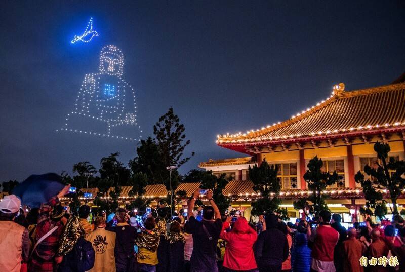 佛光山春節平安燈法會，有無人機高空燈光獻禮。圖為2020年的表演。（資料照，記者張忠義攝）