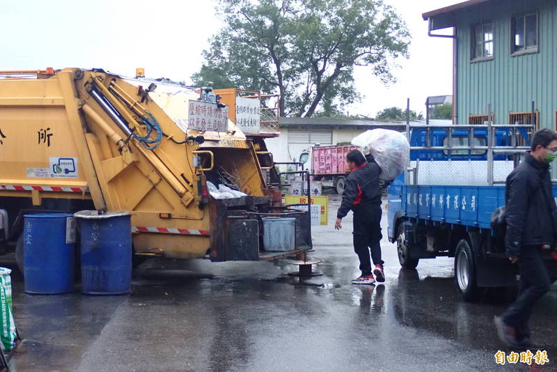 環保署垃圾不落地政策實施多年，不過花蓮民眾還是可以把垃圾自行整理分類後，送到清潔隊丟在垃圾車，圖為吉安鄉清潔隊。（記者花孟璟攝）