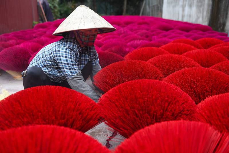 越南有百年歷史的「香」村廣富橋（Quang Phu Cau，音譯）近期正備戰農曆新年的拜神熱潮，加緊生產拜神用的竹製線香，遍地「香花」朵朵開。