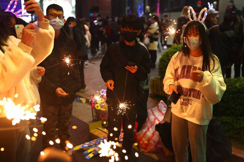 招名威警告，若這2天確診數仍持續攀升，大家就要有到三級警戒的準備，「確實有可能過年會宅在家裡」，不能與同住以外的人相聚，更不能拜年遊玩。（路透）