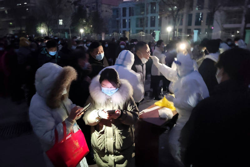 中国河南疫情严重，防疫人员替民众进行检测。（美联社）(photo:LTN)