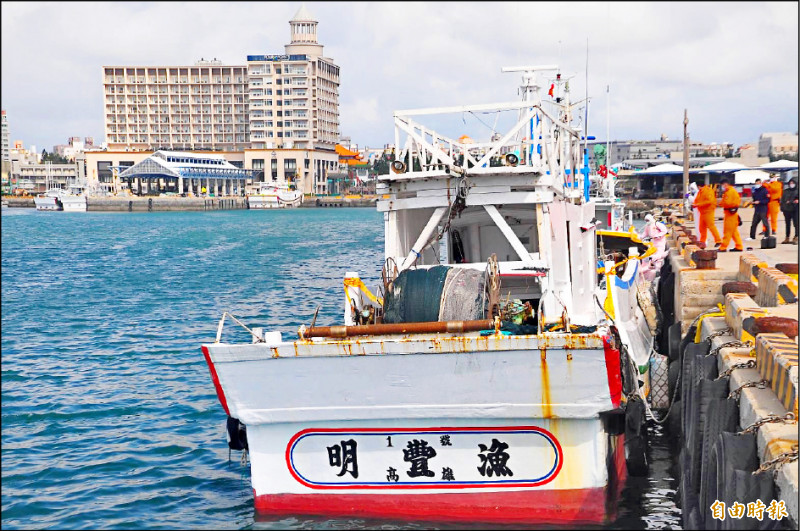 台灣籍「明豐漁一號」漁船十一日晚間在接近海峽中線處，被台中海巡隊截獲，起出高達一．五公噸的Ｋ他命毒品。（記者劉禹慶攝）