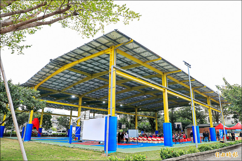 大雅三和公園光電籃球場，不僅是風雨球場，還可提供大型集會使用，具有多功能！（記者歐素美攝）