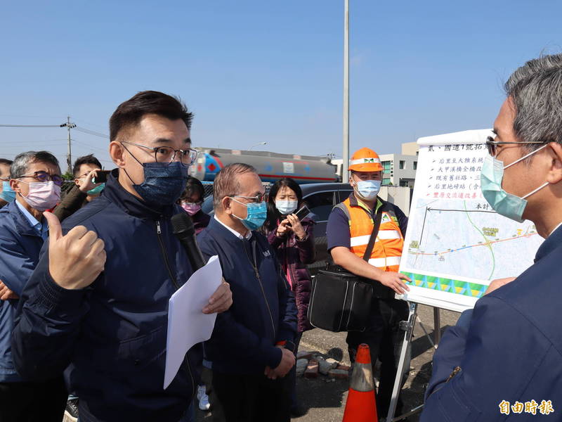 立委江啟臣邀高速公路局長趙興華等會勘，要求國道一號后里至大雅段拓寬改善工程應縮短期程。（記者歐素美攝）