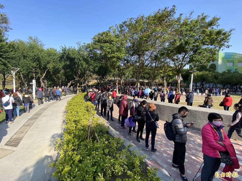 台中文心森林公園接種站上午接種，限500人，卻來千人搶排，人龍繞著圈區好幾圈。（記者蔡淑媛攝）