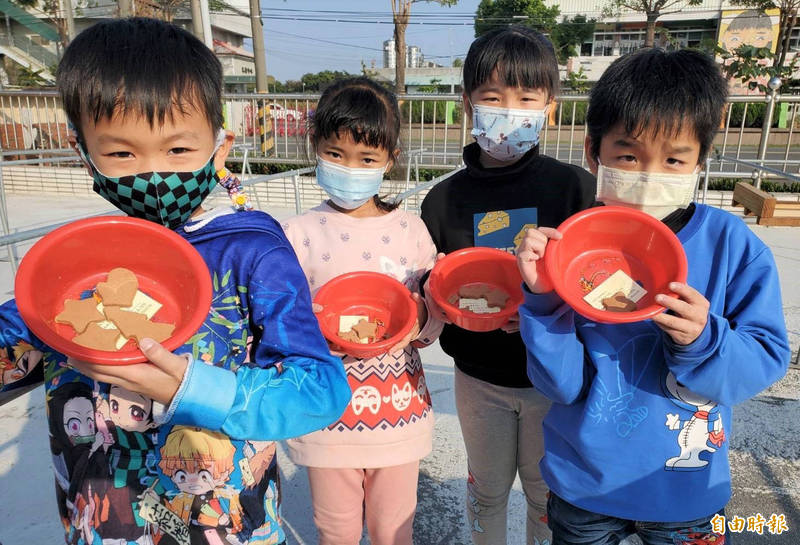 新興國小學生展示自己製作不同造型的沉香。（記者楊金城攝）