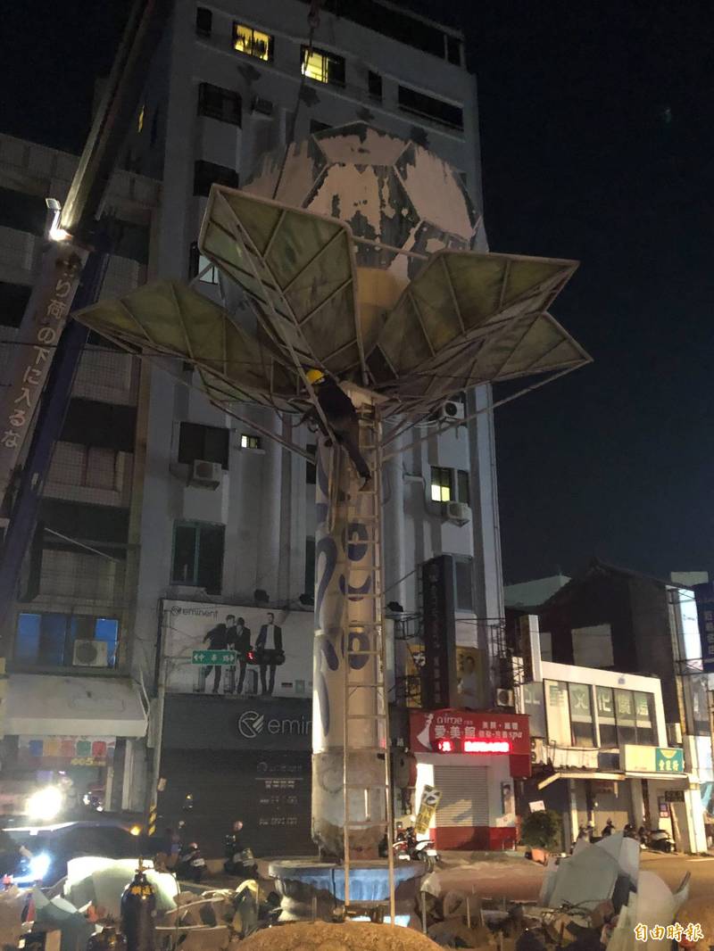 彰化市「最醜蓮花塔」今晚10點多被重機械推倒，正式走入歷史。（記者湯世名攝）