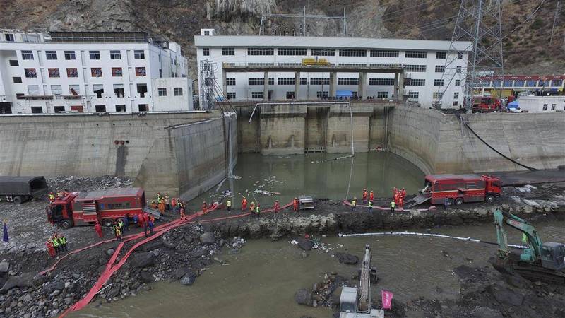 中國四川省甘孜州關州水力發電廠機組閥門破裂，水淹廠房，導致至少7人死亡。（擷取自荊楚網）