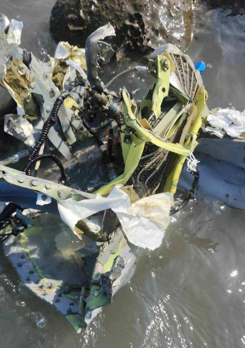 军方今天派出海下作业人员打捞，也有热心民众协助帮忙，而目前已捞到类似油箱的大块机体残骸。（记者林宜樟翻摄）(photo:LTN)