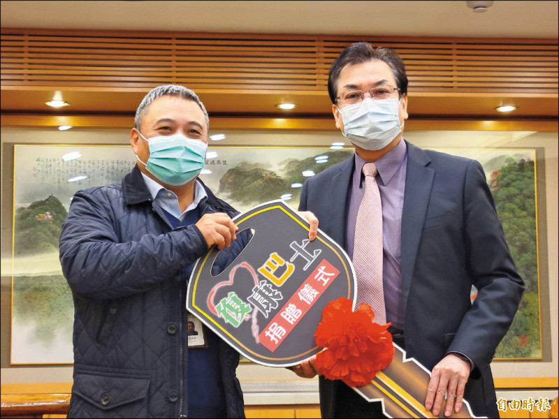 日電貿股份有限公司副董事長李坤蒼（左）代表捐贈兩輛復康巴士，由副市長劉和然（右）代表受贈。（記者何玉華攝）