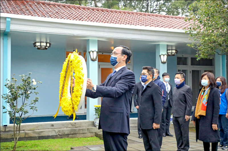 國民黨主席朱立倫昨前往頭寮謁陵。（國民黨文傳會提供）