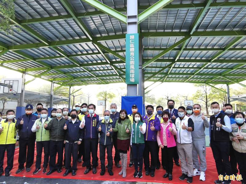 斥資1575萬元興建的台南歸仁風雨球場，熱鬧揭牌，正式啟用。（記者吳俊鋒攝）