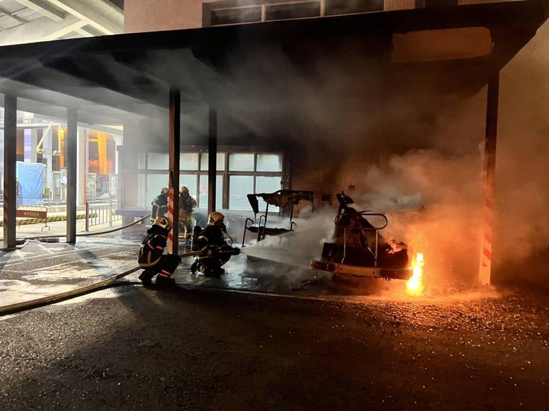 2台充電中高爾夫球車起火燃燒，消防人員射水線撲滅。（圖：讀者提供）