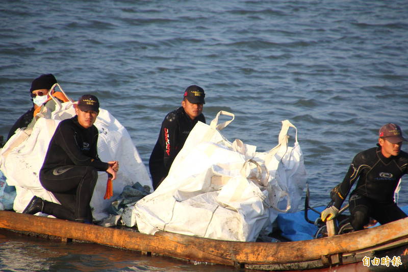 軍方今天在海上搜索6小時，運回5大袋殘骸。（記者林宜樟攝）