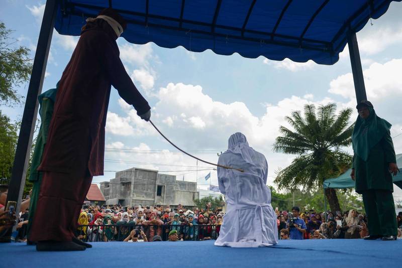 印尼亞齊省首府班達亞齊2018年4月公開執行鞭刑。照片中人物與此新聞無關。（法新社檔案照）