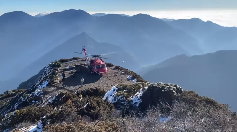 氣象局長鄭明典今日曝光玉山站春節前運補的畫面，並盼望玉山站人員過個好年。（圖取自鄭明典臉書）