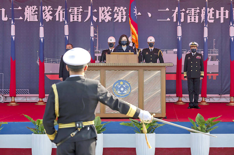 An honor guard salutes President Tsai Ing-wen during a ceremony to commission navy minelayers in Kaohsiung yesterday.
Photo: Taiwan Presidential Office via AP
