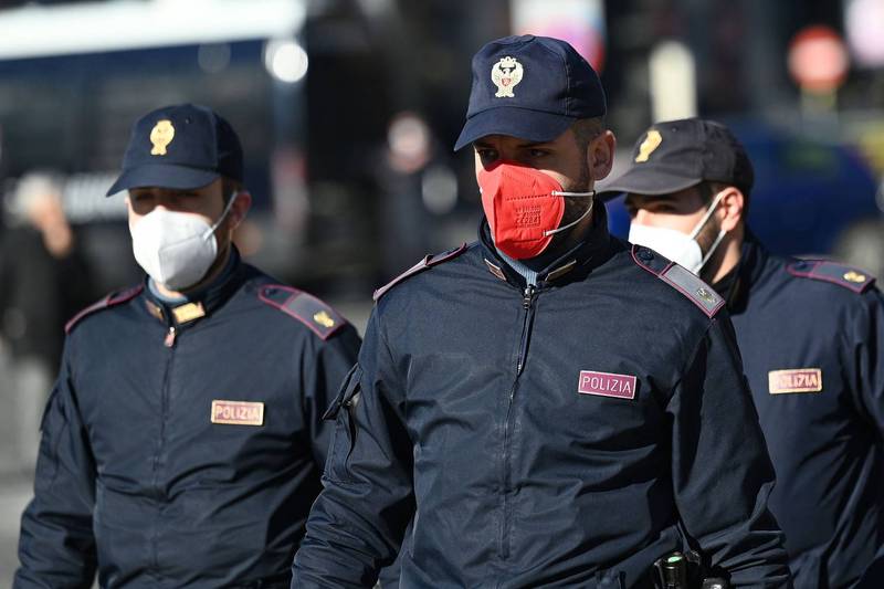 义大利警察工会抗议政府让他们戴粉色系口罩，认为这对警方形象有害。（法新社）(photo:LTN)
