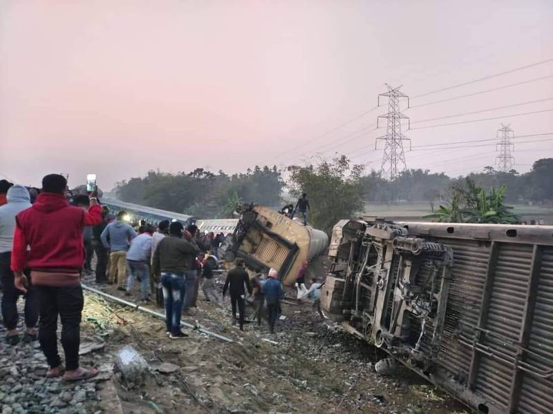 印度西孟加拉邦驚傳列車脫軌翻覆事故，已知至少造成9人死亡、36人受輕重傷。（翻攝自推特）