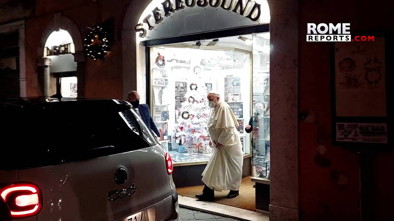 本週二晚間，天主教教宗方濟各輕車簡從的到羅馬一間唱片行去拜訪友人，卻被一名記者發現，並錄下影片。（路透）