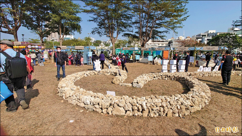 南部社造博覽會「山街海味」昨開幕，現場有澎湖石滬吸引民眾目光。（記者洪瑞琴攝）