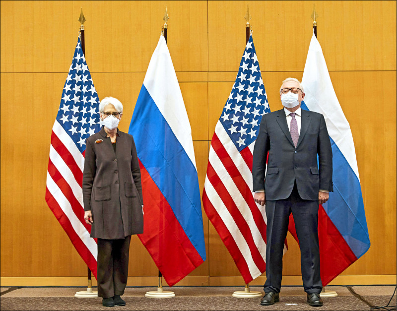 美國副國務卿雪蔓（圖左）和俄羅斯副外長雷雅布可夫（右）十日在日內瓦會談。（法新社檔案照）