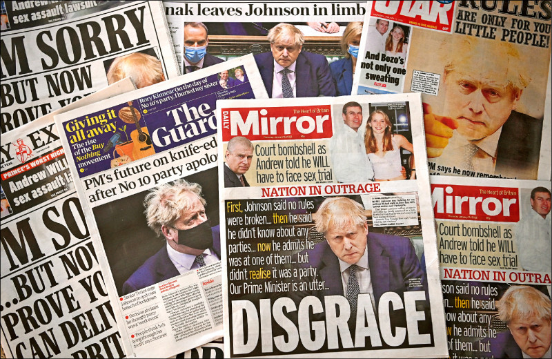 十三日的英國各大報頭版皆大篇幅報導首相強森涉及的派對門醜聞，痛批強森在武肺疫情嚴峻之際違規辦趴跑趴「可恥」。（歐新社）