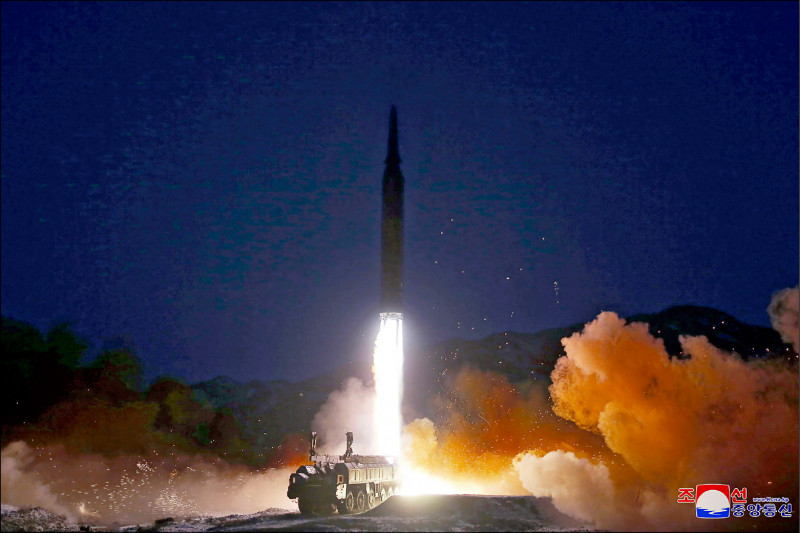 北韓十四日下午發射兩枚推定為短程彈道飛彈的飛行器，為該國今年第三次試射飛彈，並嗆若美國再進逼，將做出更強力、更明確的反應。圖為北韓十一日從移動式發射車，試射一枚宣稱為高超音速飛彈的彈道飛彈。（美聯社）
