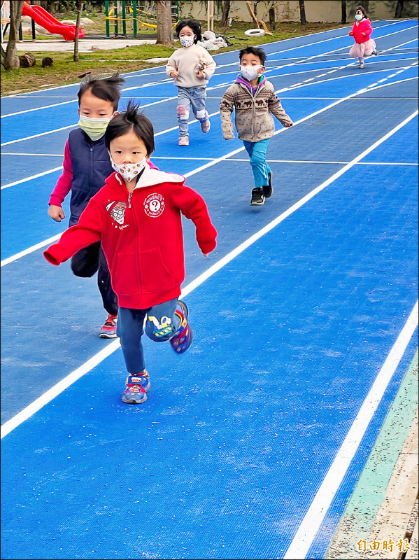 跑道換新了，小朋友高興的奔跑，安全又舒適。（記者陳賢義攝）