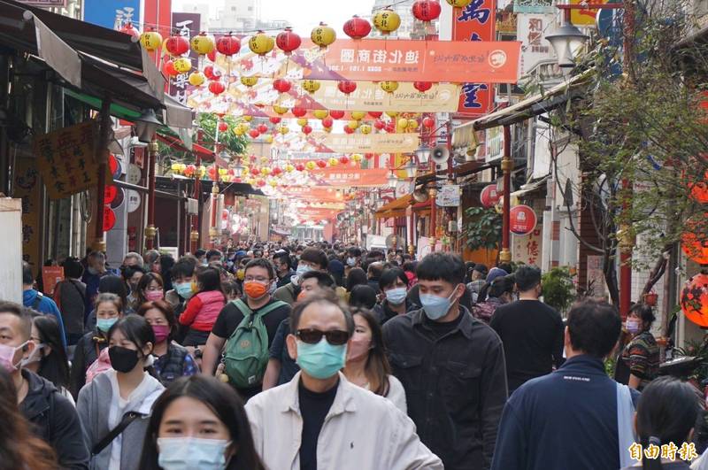 台北迪化年貨大街今天登場，湧現人潮。（記者楊心慧攝）