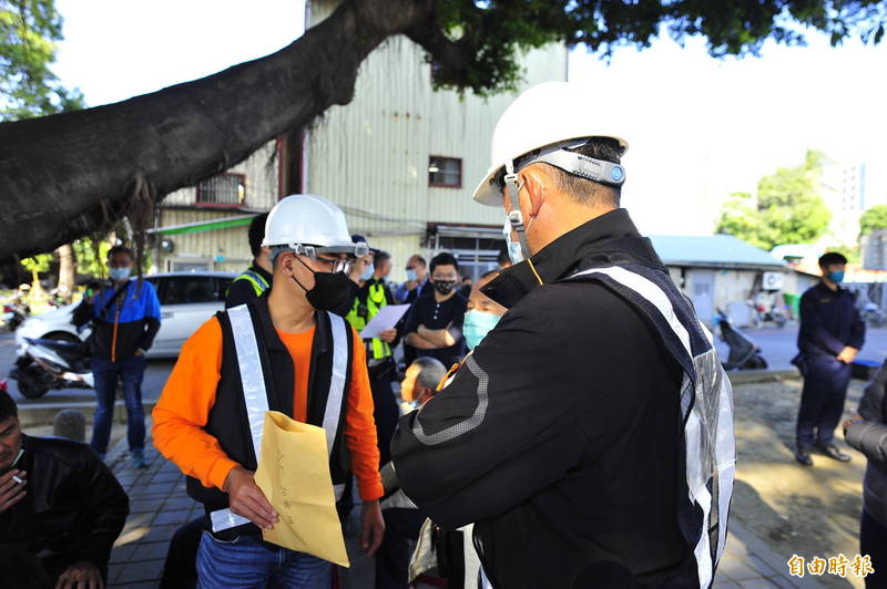 警方扮成工人混入大樹下的流動賭場，成功逮捕場主及賭客。（記者王捷攝）