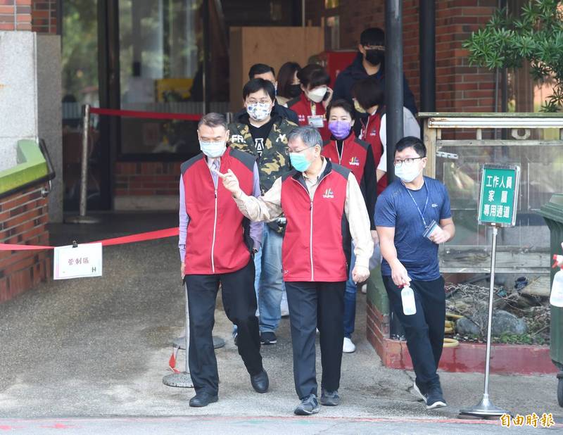 台北市長柯文哲今上午視察位於劍潭青年活動中心的加強版防疫專責旅館。（記者方賓照攝）