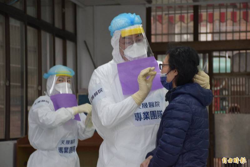 桃機疫情衍生出中壢聯邦銀行及西堤餐廳群聚，台北市及桃園市均進行擴大採檢，台北市2案共採檢272人，其中141人結果為陰性，131人檢驗中。圖為桃園市採檢畫面。（記者李容萍攝）