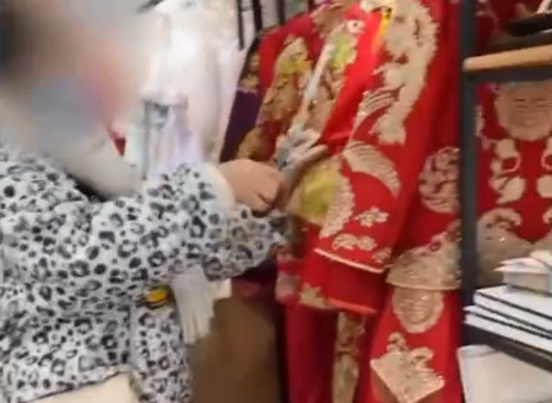 中國1名女子因不滿婚慶店不能退還定金，一氣之下衝入店內怒剪32套婚紗。（圖擷取自微博）