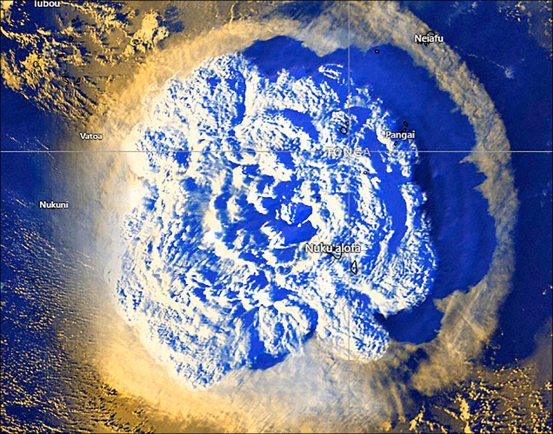 東加氣象局提供的「洪加湯加－洪加哈派」海底火山15日大噴發後，火山灰直竄天際的衛星影像。（歐新社）