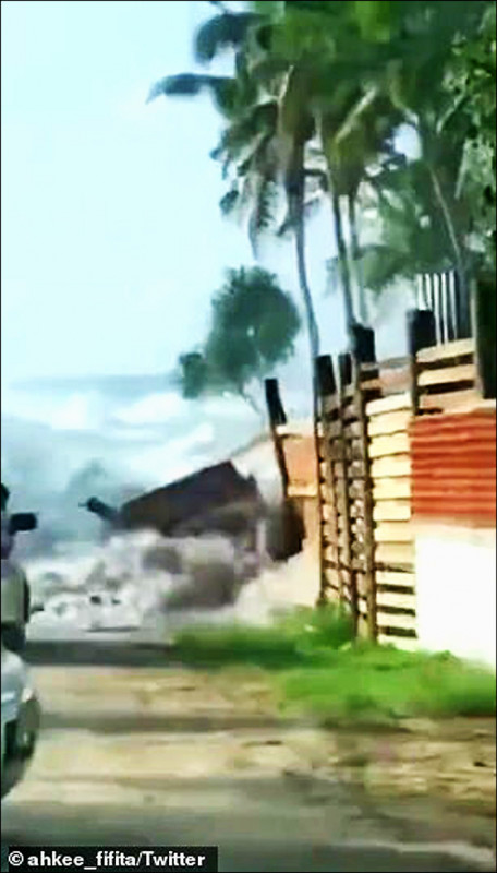 海嘯沖擊東加沿岸，沖毀民居。（取自網路）