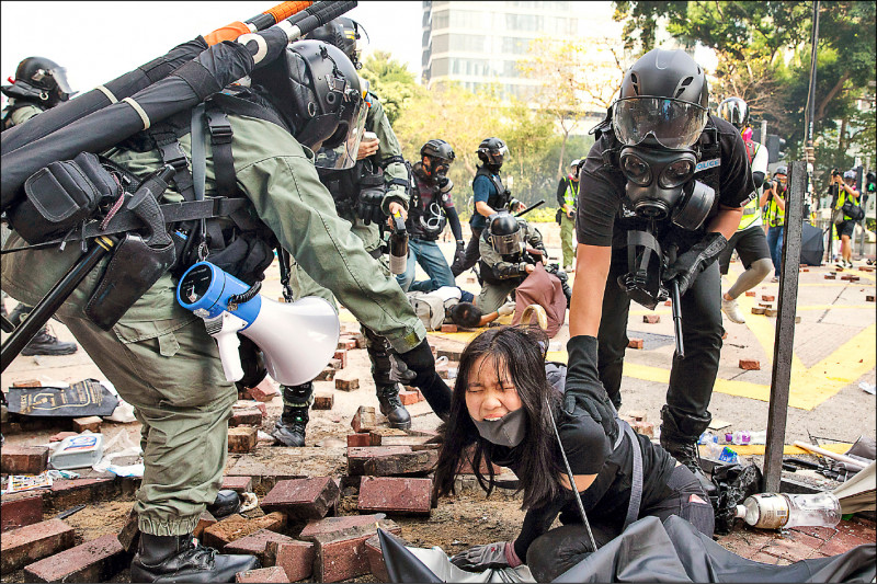 香港警方二○一九年十一月十八日在尖沙咀重裝對付逃離香港理工大學的示威者。（彭博檔案照）