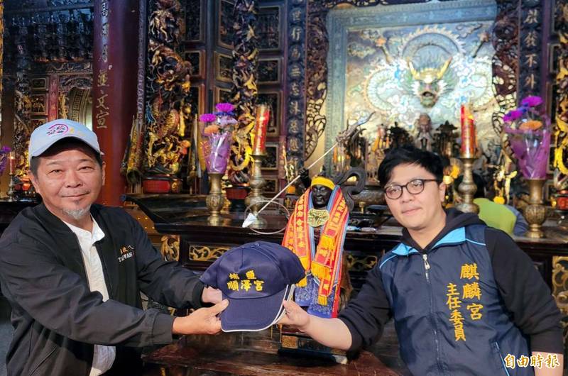 遊學太子爺駐駕日月潭麒麟宮後,民俗專家廖大乙(右)對外宣布今起至23日止,辦理「擲筊送神帽」活動。(記者謝介裕攝) 遊學太子爺駐駕日月潭麒麟宮後,民俗專家廖大乙(右)對外宣布今起至23日止,辦理「擲筊送神帽」活動。(記者謝介裕攝)