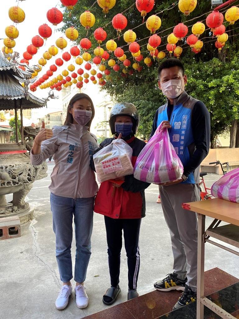 台南市東區德高厝上帝廟偕市議員曾信凱（右一）募集民生物資捐助境內弱勢家庭。（圖由曾信凱服務處提供）