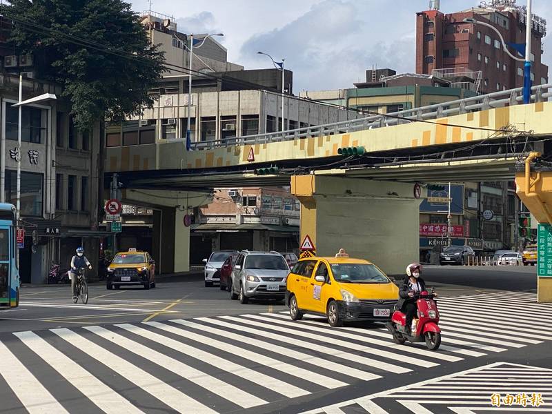 基隆市愛一路、仁二路口違規左轉屢屢傳出交通事故，基隆市警局裝置科技設備24小時取締，即日起勸導至1月底，2月1日起開罰。（記者俞肇福攝）