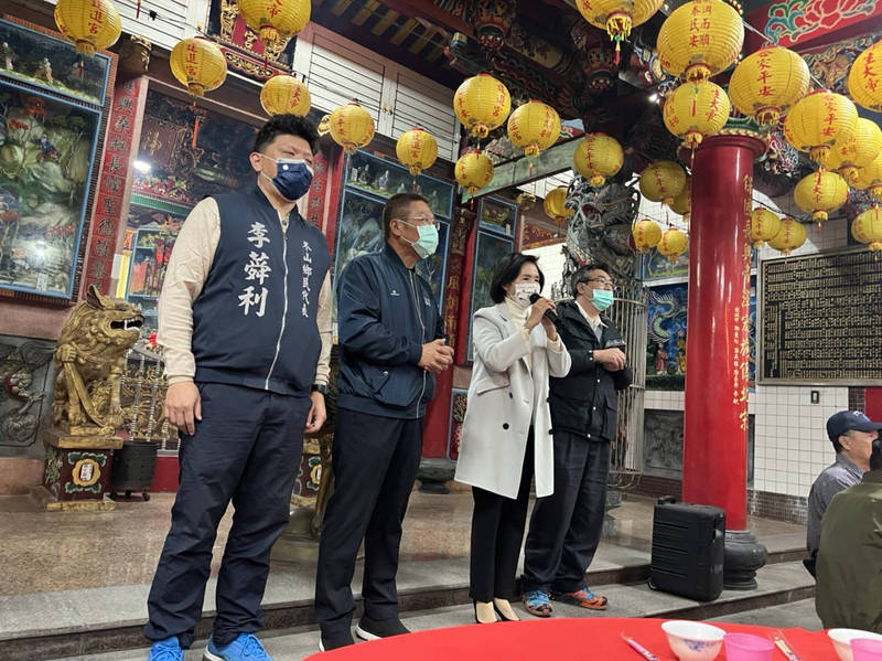 宜蘭縣長林姿妙（右2）前天晚上被目擊出席冬山鄉的社區活動。（讀者提供）