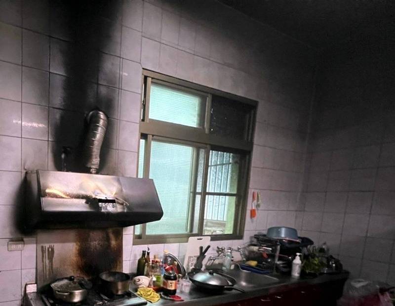 南投市發生1起住宅火警，案發住宅廚房可見燒焦痕跡。（南投縣消防局提供）