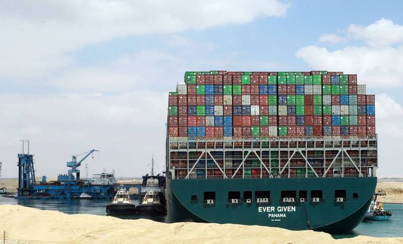 曾發生嚴重「卡船」事件的蘇伊士運河的擴建工程將於2023年7月完工。圖為去年3月大型貨櫃船「長賜輪」擱淺導致蘇伊士運河航運阻塞。（歐新社）
