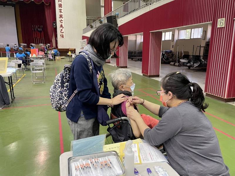 台南市在中山國中提供莫德納疫苗接種服務，民眾接種踴躍。（圖由南市衛生局提供）