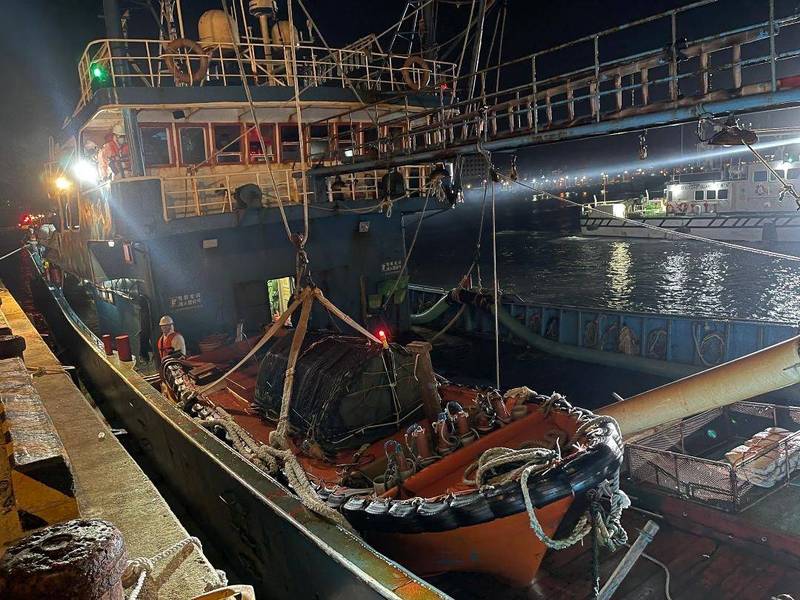中國漁船5度警告不停車受檢，海巡隊查扣返回馬公隊部。（澎湖海巡隊提供）