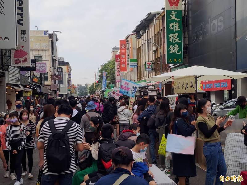 新崛江潮聖祭人潮熱絡。（記者王榮祥攝）