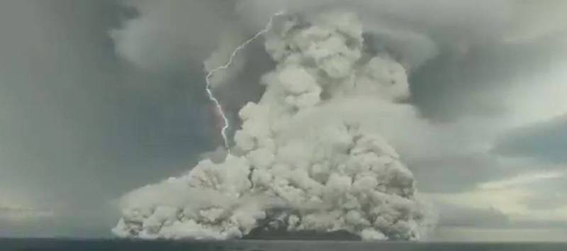 位於南太平洋的東加王國前2日接連發生海底火山噴發，大量火山灰以及蕈狀雲迅速往外擴張，網路上還流傳蕈狀雲中出現閃電的畫面。（圖擷自推特）