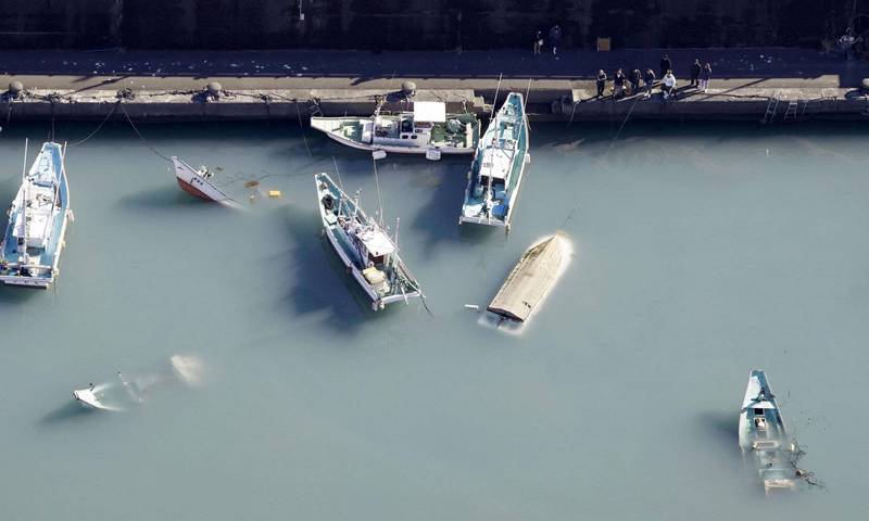 日本气象厅已解除所有海啸警报。图为高知县港口渔船翻覆。（路透）(photo:LTN)